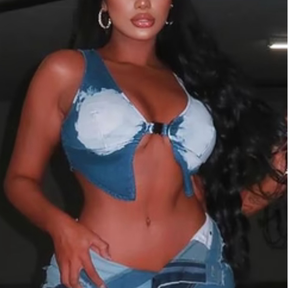 Throwback Baddie
Denim Crop Top - Acid
Wash Blue